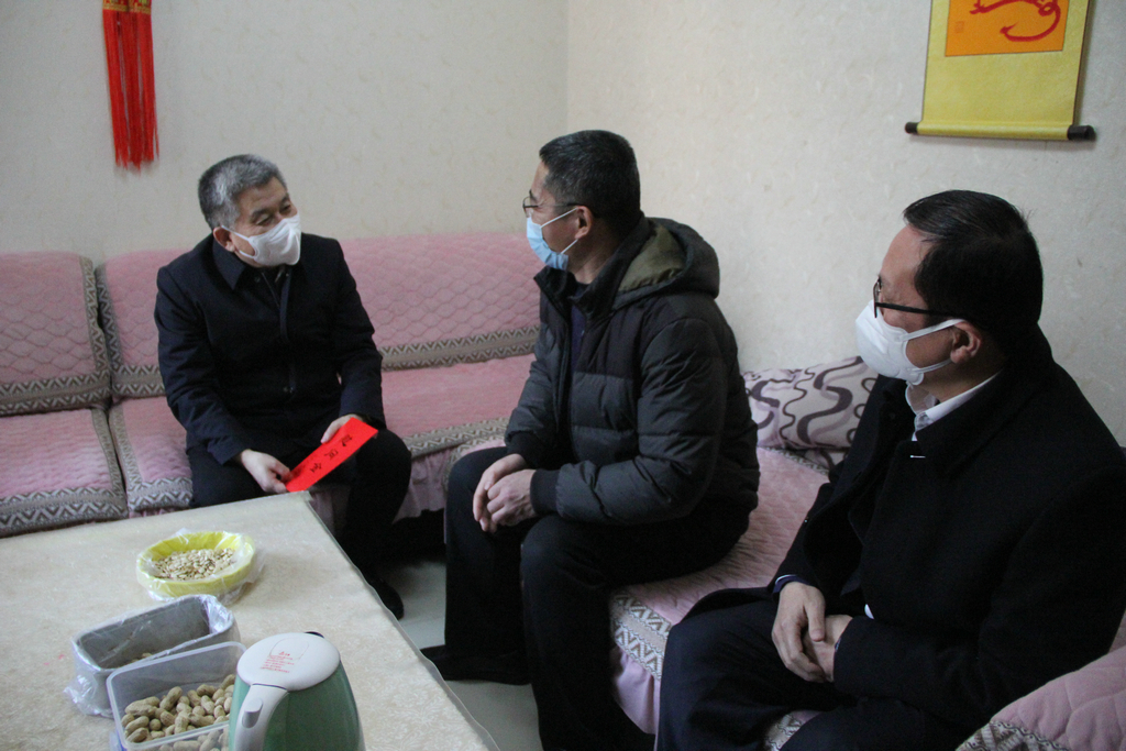 市委常委、副市長賈剛走訪慰問公司困難職工 市委常委、副市長賈剛走訪慰問公司困難職工